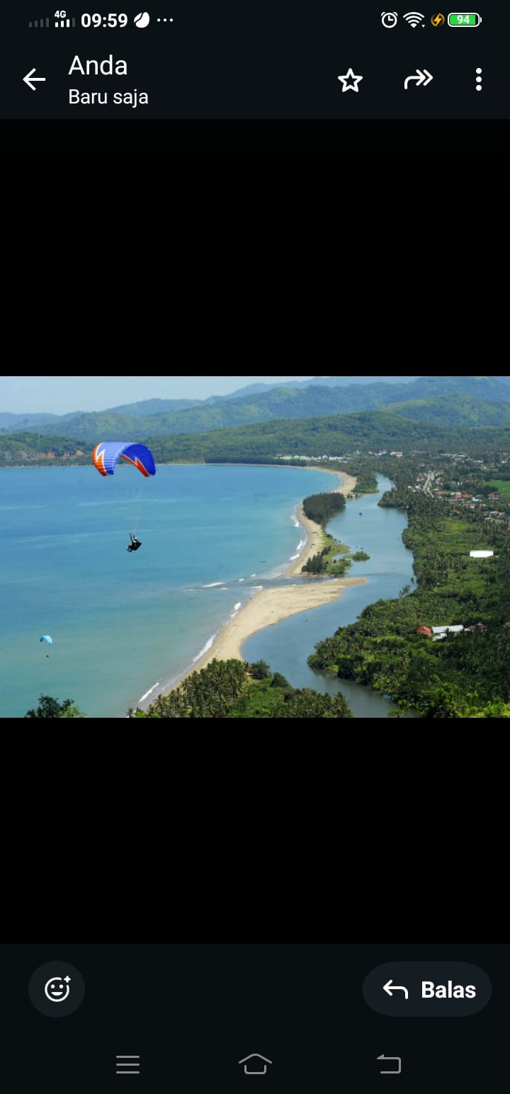SALAH seorang pengunjung mencoba olahraga Paralayang di Puncak Langkisau. (FOTO ROHIMIN)