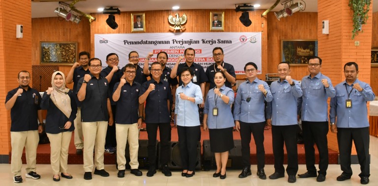 Foto bersama usai penandatanganan kerja sama masalah Hukum Perdata dan Tata Usaha Negara (TUN) antara PT Semen Padang dan Kejaksaan Tinggi Sumbar, di Wisma Indarung, Kamis (3/10/2024).
