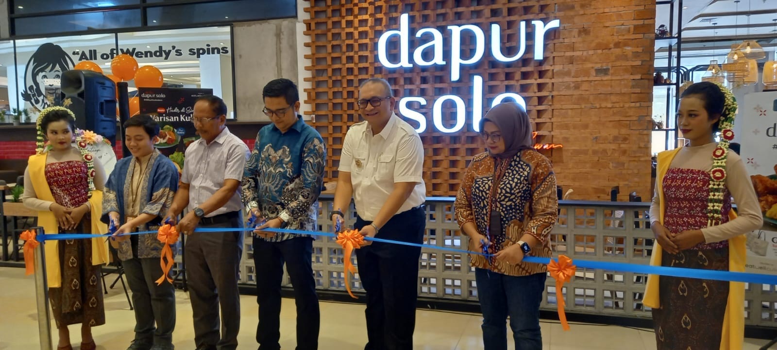 Pj Wako Padang Andree Algamar meresmikan outlet Dapur Solo di Transmart Padang, Jumat (4/10).