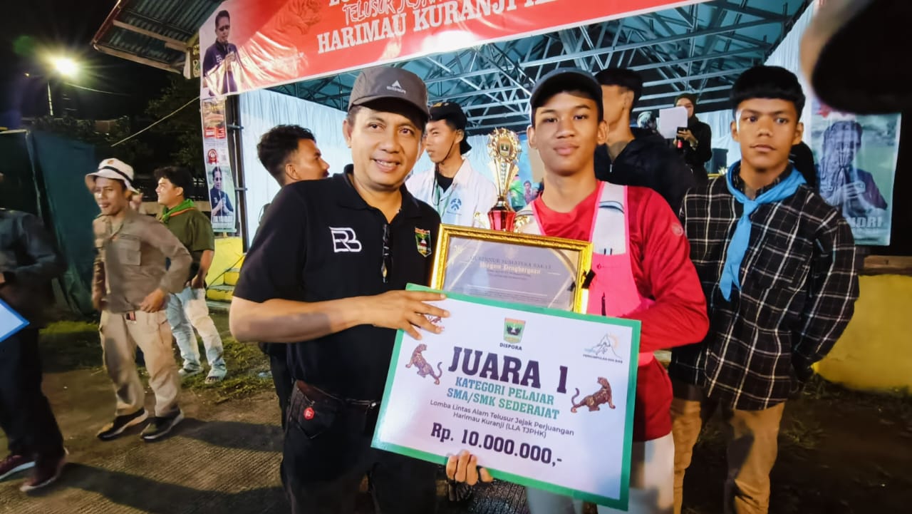 Anggota DPRD Sumbar Evi Yandri Rj Budiman menyerahkan hadiah kepada pemenang ajang lomba lintas alam telusur jejak perjuangan harimau Kuranji (LLA TJPHK) III kategori pelajar di Kuranji.