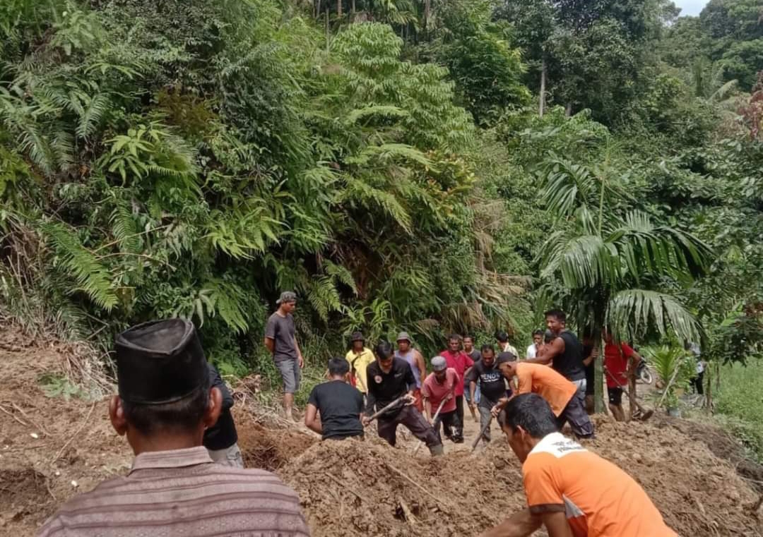 Pembersihan material tanah longsor di Kecamatan Padang Sago, Kabupaten Padangpariaman. (Foto: BPBD Padangpariaman)