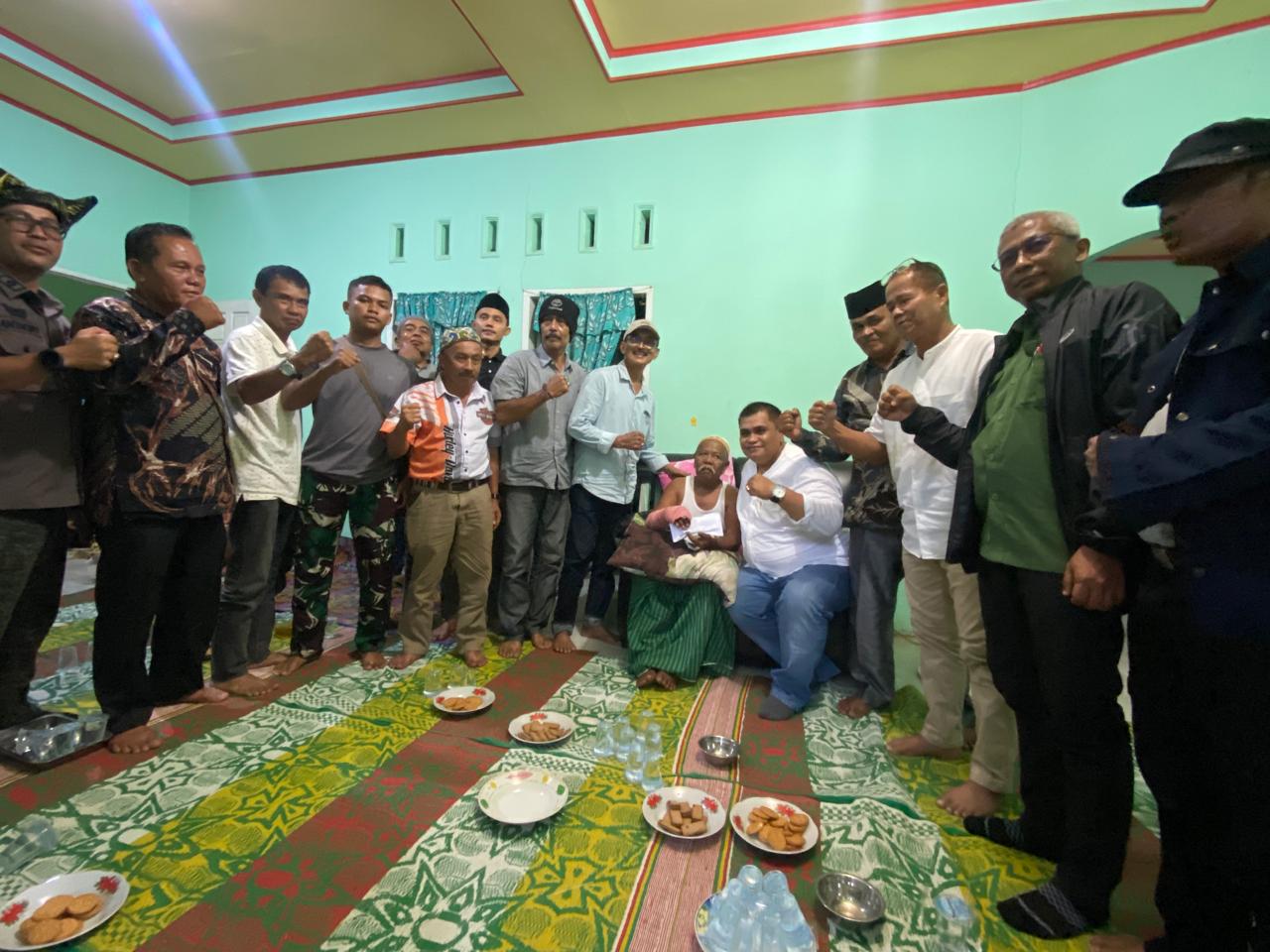 Ketua Porbbi Sumbar Verry Mulyadi bersama jajaraan pengurus lainnya saat meberikan bantuan untuk Mursrizal, kemarin.