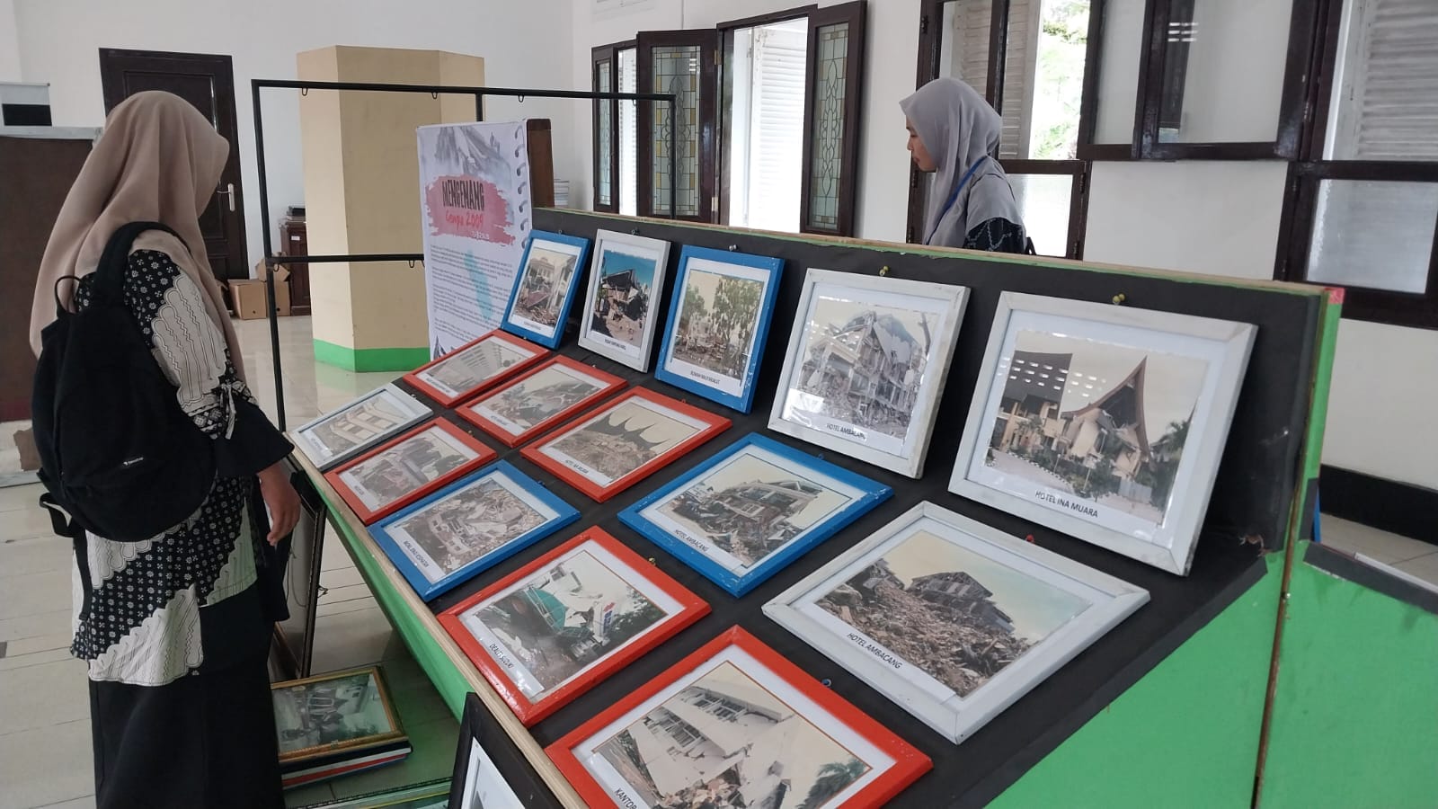 Sejumlah pengunjung sedang melihat arsip sejarah di Galeri Arsip Statis Kota Padang, beberapa waktu lalu.
