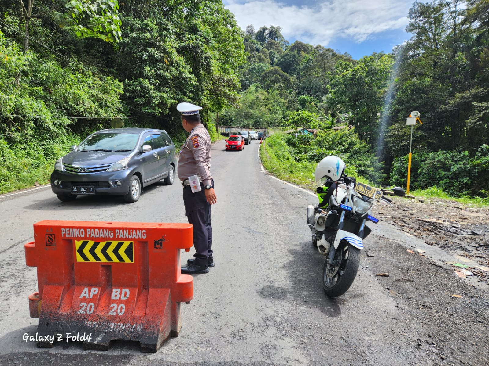 Sistem buka tutup diberlakukan di kawasan Jalan Singgalang Kariang, Tanahdatar, karena ada pengaspalan jalan, Minggu (6/10).