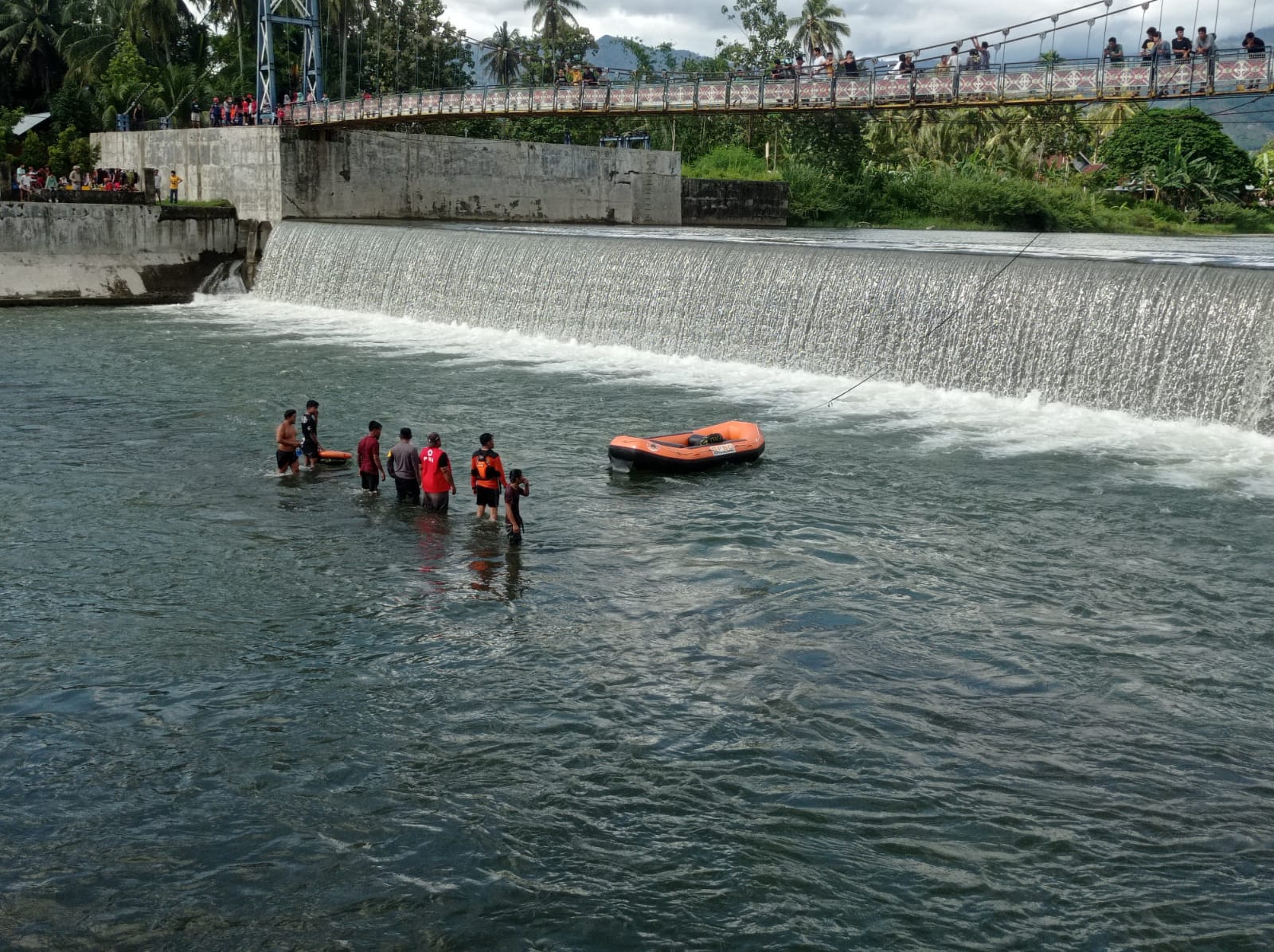 Proses pencarian korban tenggelam di Bendungan Koto Tuo, Kototangah, Minggu (6/10).