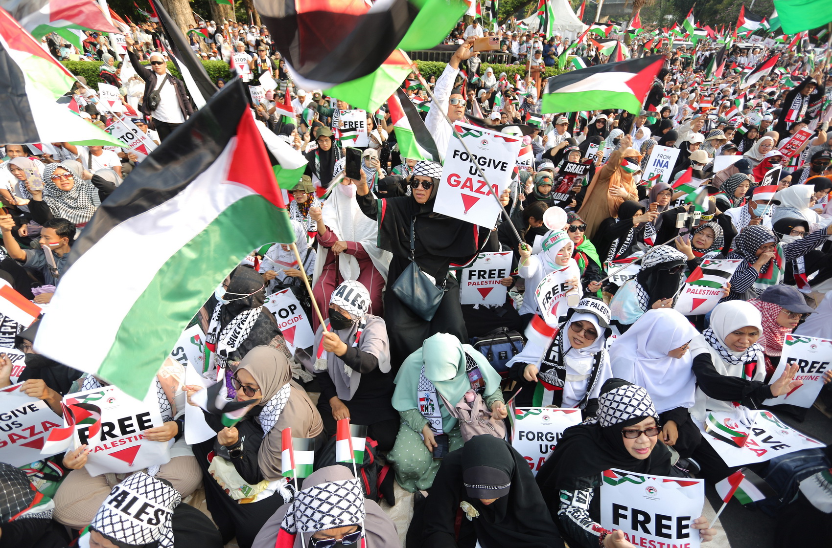 TAK MAU DIAM: Ribuan massa yang tergabung dalam Aliansi Rakyat Indonesia Bela Palestina (ARI-BP) melakukan aksi bela Palestina di depan Kedubes AS di Jakarta, Minggu (6/10). (MUHAMAD ALI/JPG)