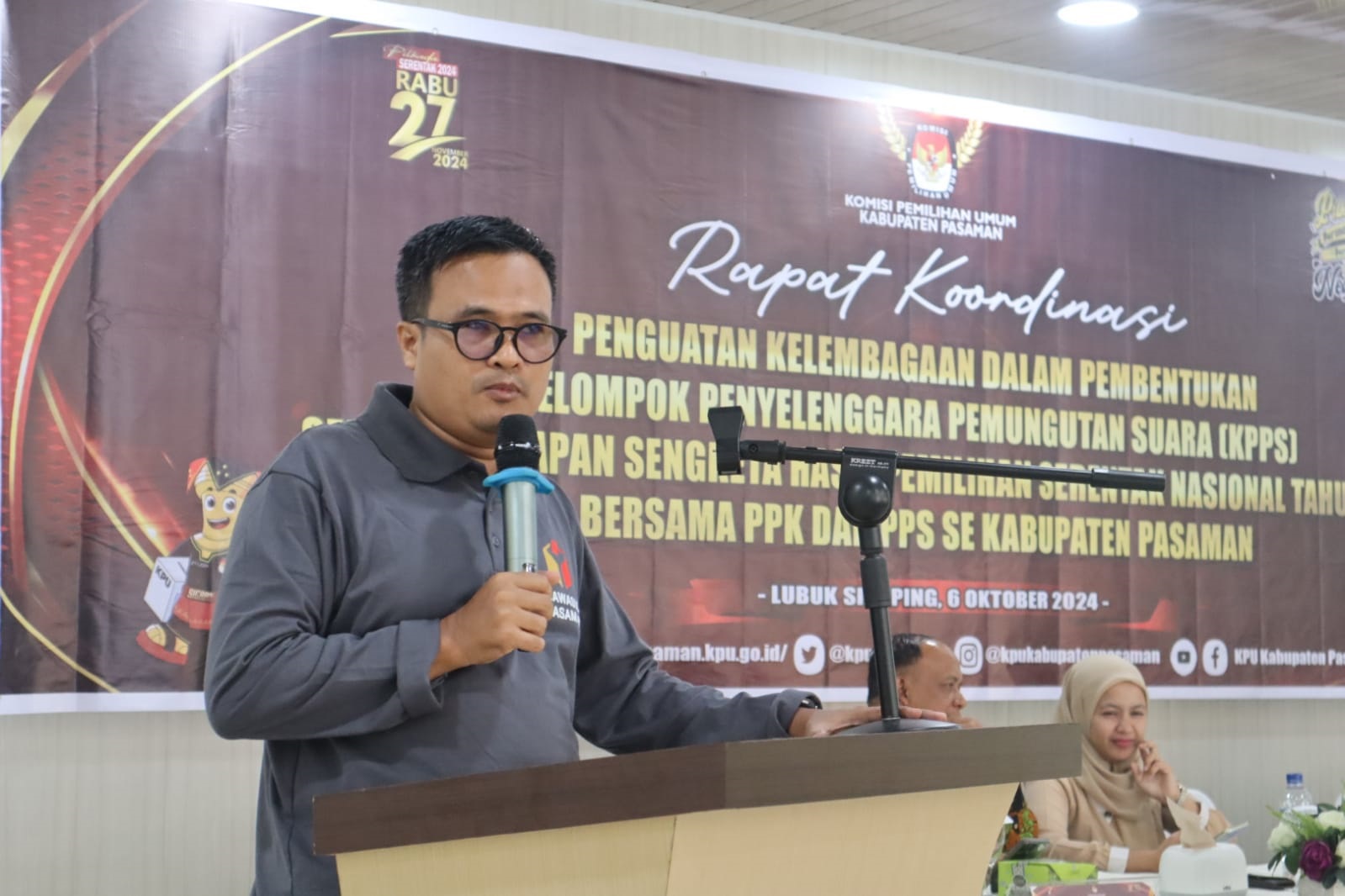 Ketua KPU Pasaman, Taufiq saat memberi sambutan Rakor Strategis Persiapan KPPS, di Aula Arumas Hotel, Lubuk Sikaping, pada Minggu (6/10). (DOK KPU PASAMAN)