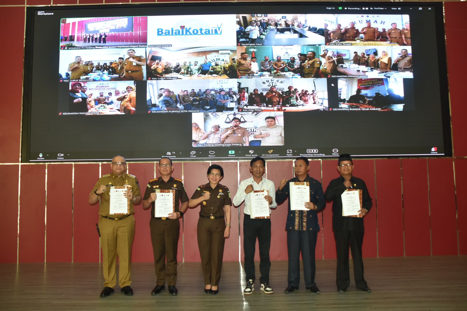 Pj Wako Padang Andree Algamar bersama Kajati, Kajari Padang dan lainnya usai penandatanganan PKS Restorative Justice Plus di Balai Kota Padang, kemarin.