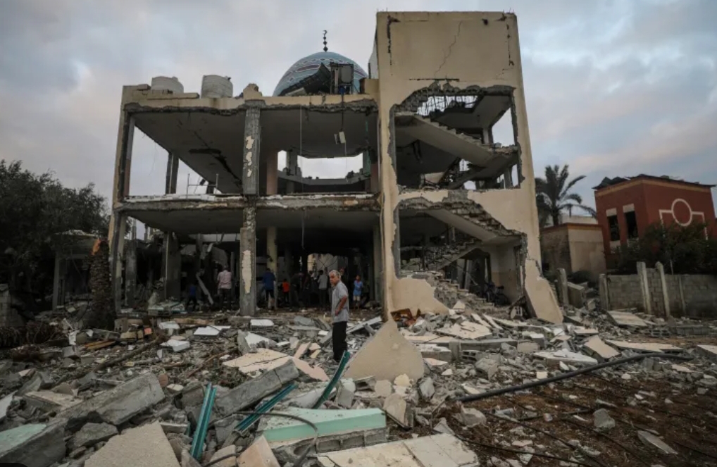 Israel membombardir masjid dan sekolah yang menampung orang-orang mengungsi di kota pusat Deir el-Balah, Gaza. (Foto: Al Jazeera)