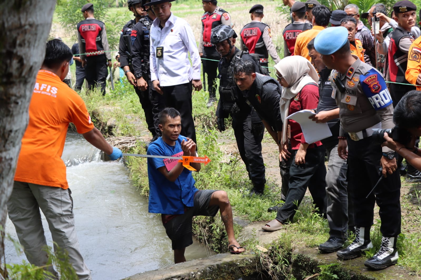 Proses rekontruksi kasus pembunuhan Nia Kurnia Sari, Senin (7/10).