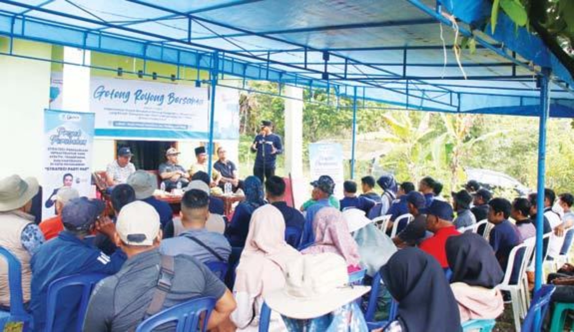 POTENSI: Pj Wako Payakumbuh, Suprayitno saat hadir gotong royong bersama warga di Bukik Panjang Patah Sambilan, Jumat lalu. (PEMKO PAYAKUMBUH UNTUK PADEK)