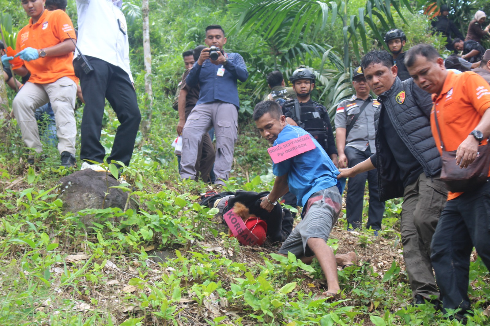 KEJAM: Indra Septiarman menyeret tubuh Nia Kurnia Sari setelah digulingkan dari atas tebing. Ia membawa tubuh Nia ke aliran irigasi (TKP 5). ARIS PRIMA G/PADEK