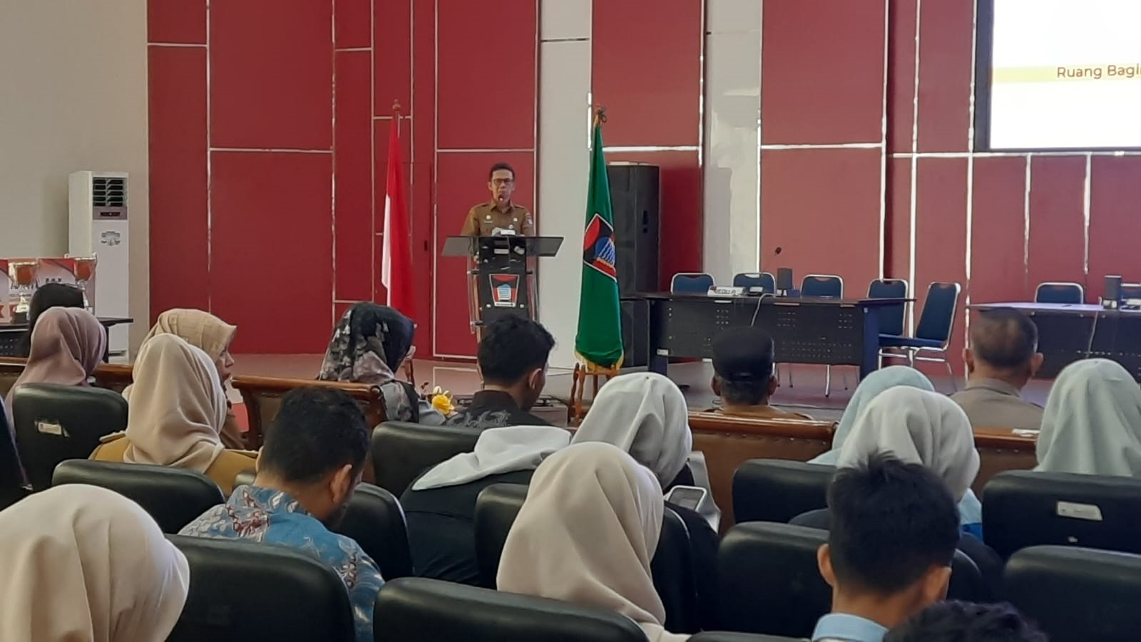 Asisten I Setko Padang Edi Hasymi memberi arahan sekaligus membuka Lomba Kadarkum Tingkat Kota Padang 2024, Selasa (8/10).