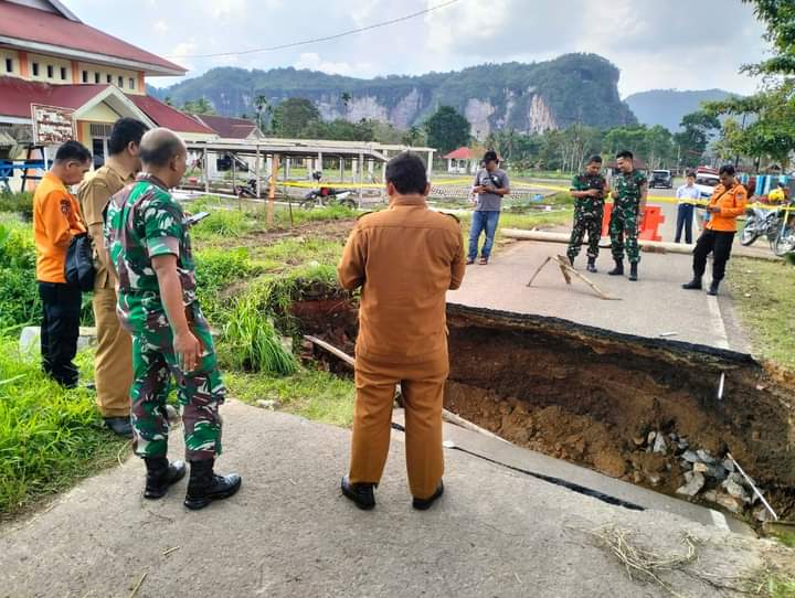 MENDESAK DIPERBAIKI: Personel BPBD, TNI dan sejumlah masyarakat saat meninjau kondisi jalan yang putus. Warga berharap jalan ini segera diperbaiki. (DOKUMEN KODIM 0306/50 KOTA UNTUK PADEK)