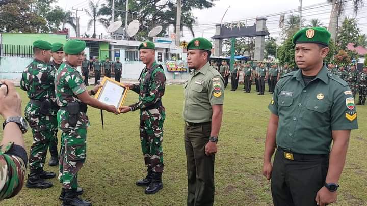 APRESIASI: Dandim 0306/50 Kota, Letkol Inf Ucok Namara memberikan penghargaan kepada atlet PON XXI yang merupakan anggota Kodim, kemarin. (DOKUMNE KODIM 0306/50 KOTA UNTUK PADEK)