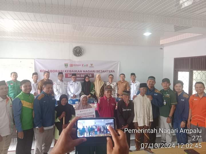 KOMIT: Tim Kampung Zakat saat mengunjungi Nagari Ampalu, Kecamatan Lareh Sago Halaban, kemarin (7/10). (FIDEL/PADEK)