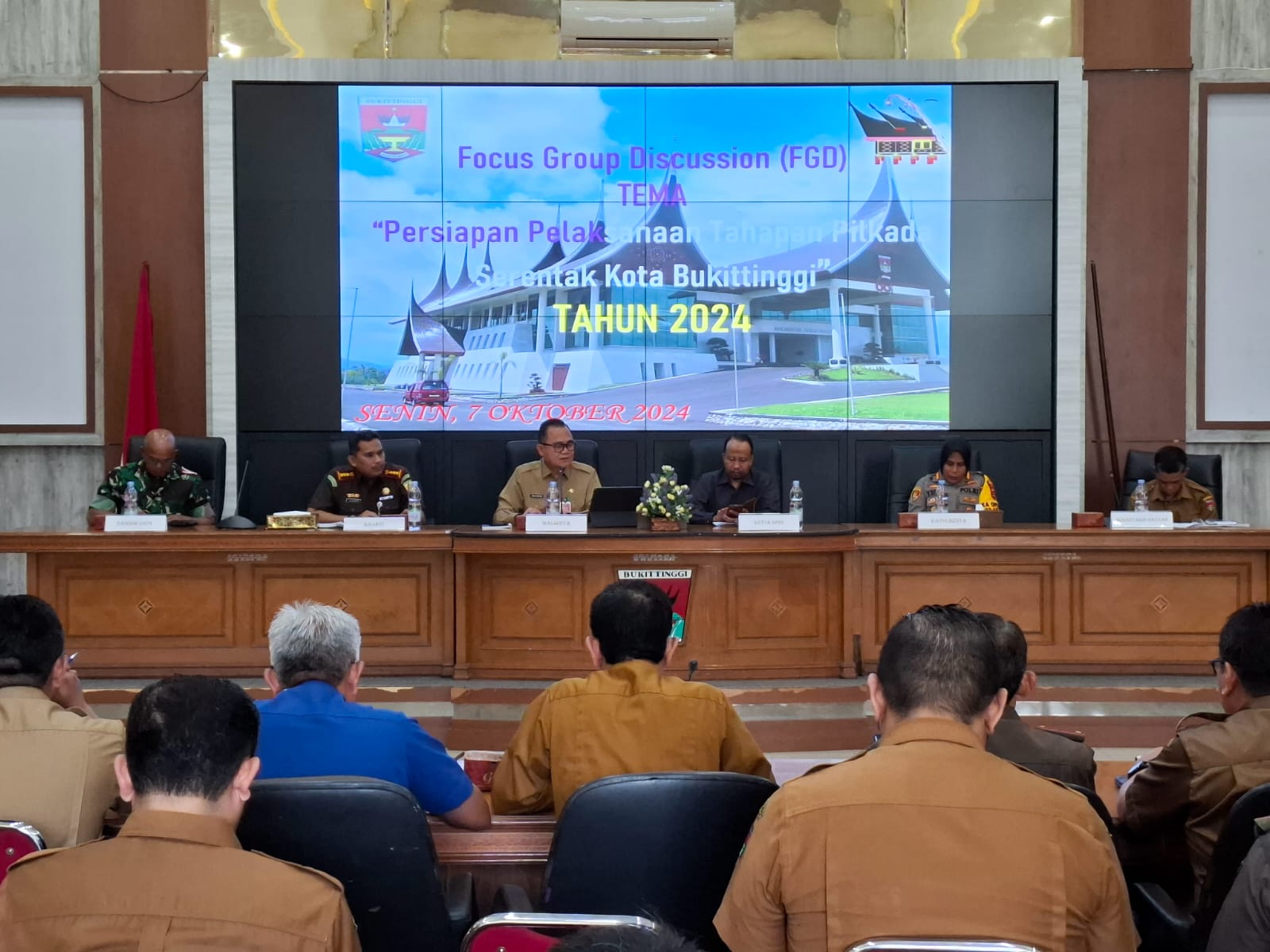 MATANGKAN PERSIAPAN: Pemko Bukittinggi menggelar FGD persiapan pelaksanaan tahapan Pilkada 2024 di aula balaikota setempat, Senin (7/10). (RIAN AFDOL/PADANG EKSPRES)