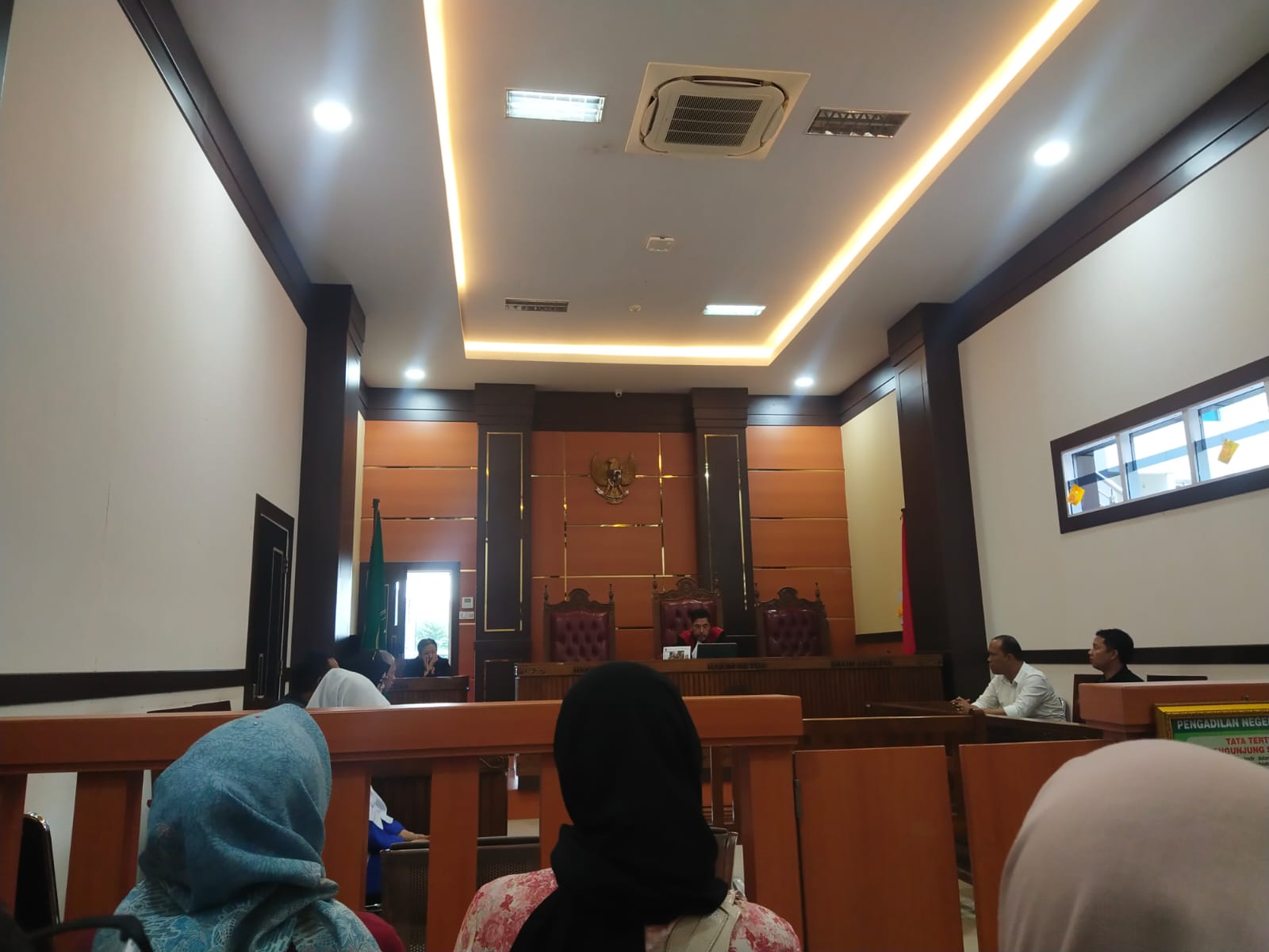 Suasana sidang praperadilan kasus dugaan pembuatan ijazah palsu di PN Padang, Selasa (8/10).