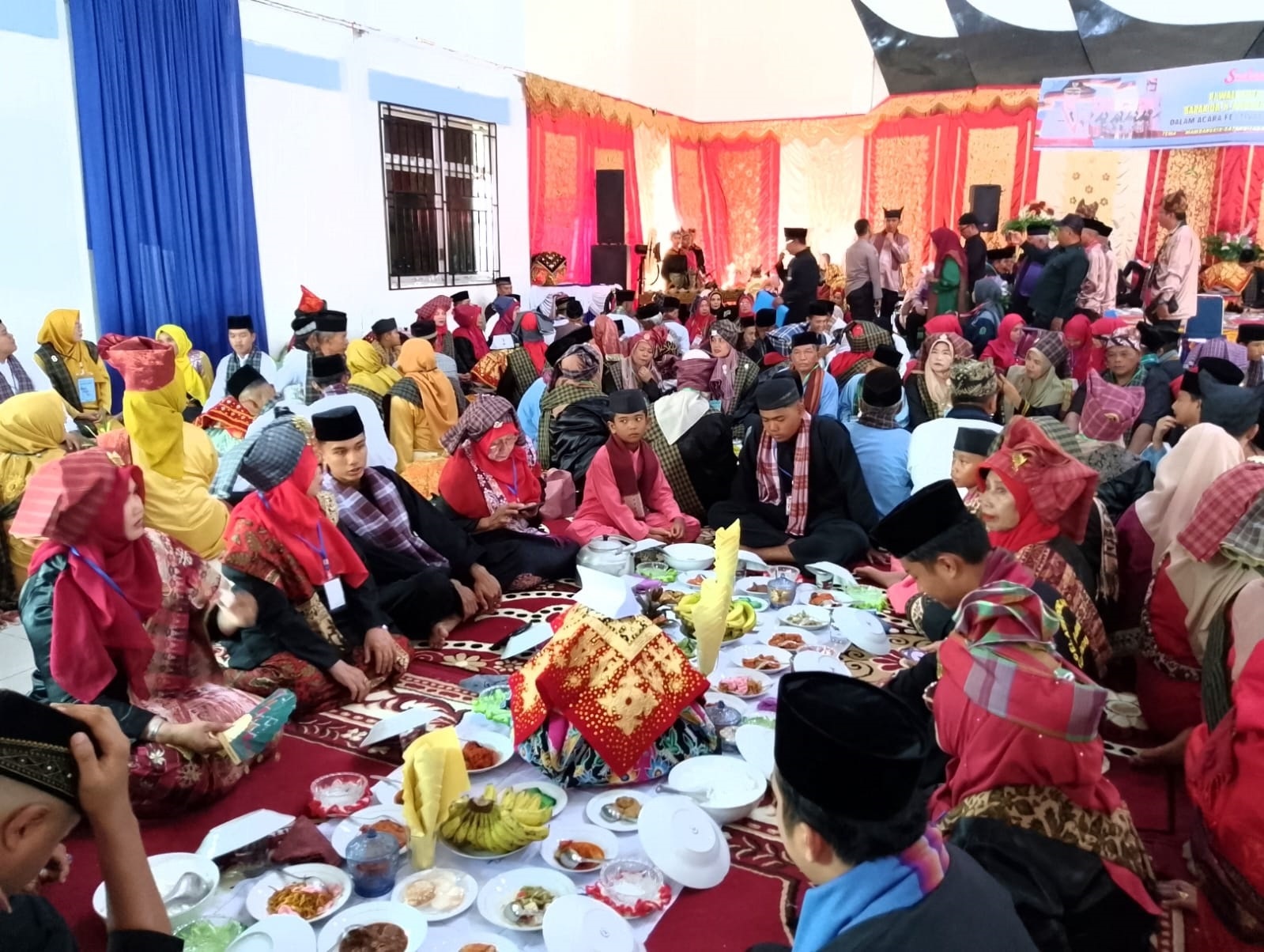 Suasana lomba makan bajamba di Festival Alek Nagari Nan XX Kecamatan Lubeg, Rabu (9/10).