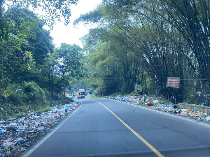 PERLU JADI PERHATIAN PEMDA: Sampah terlihat berserakan di pinggir jalan di perbatasan Kabupaten Agam Limapuluh Kota, kemarin. Masyarakat meminta agar persoalan sampah ini segera diatasi. (FIDEL/PADEK)