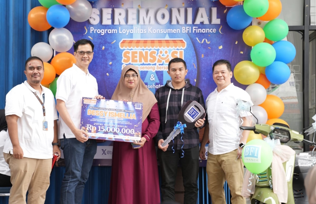 Dessy Ismellia, salah satu konsumen loyal BFI Finance di Bukittinggi yang sukses mengelola bisnis toko kue bersama suami sejak tahun 2015 memperoleh reward dari BFI. (Foto: BFI Bukittinggi)