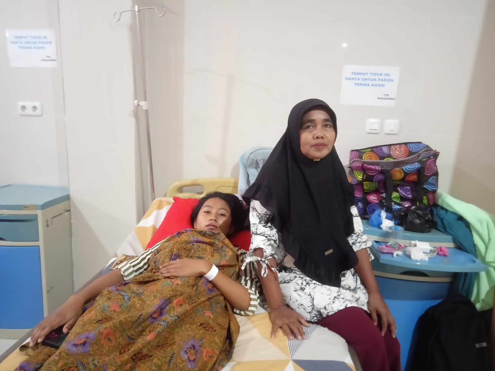 Sefya Ramadani dengan didampingi ibunya Eti Dewita, sudah terlihat lega dan bisa kembali tersenyum usai menjalani operasi dan sudah masa pemulihan di RSU BKM Sago. (dok yon)