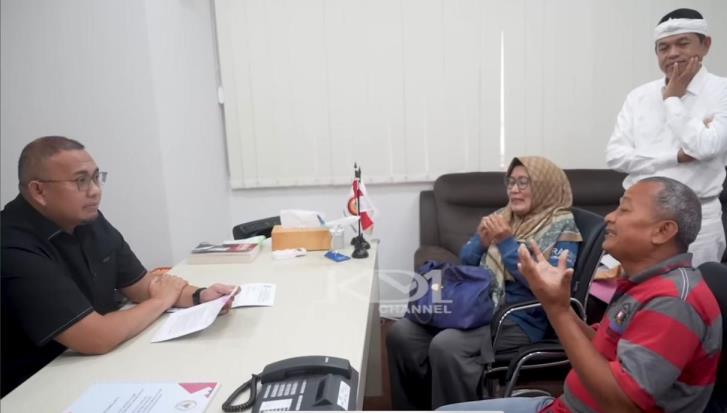Korban PHK PT Pos Indonesia Cabang Majalengka, Dadang Iskandar mengadukan nasibnya kepada Andre didampingi Calon Gubernur Jabar yang diusung Partai Gerindra, Dedi Mulyadi.