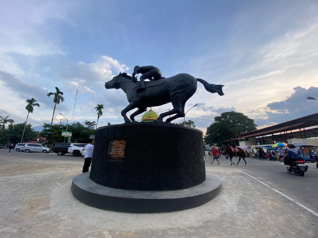 IKON BARU: Sejumlah warga Kota Payakumbuh sedang berolahraga di kawasan Galagang Kubu Gadang, Kota Payakumbuh. Patung kuda yang berada di lokasi tersebut rencananya akan diresmikan. (SY RIDWAN/PADEK)