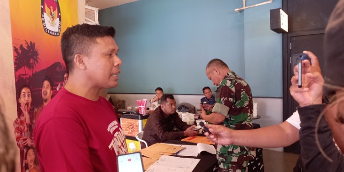 Komisioner KPU Sumbar, Jons Manedi, memberi keterangan pers terkait nobar Film Tepatilah Janji, di CGV Raya Padang, Jumat (11/10/2024).