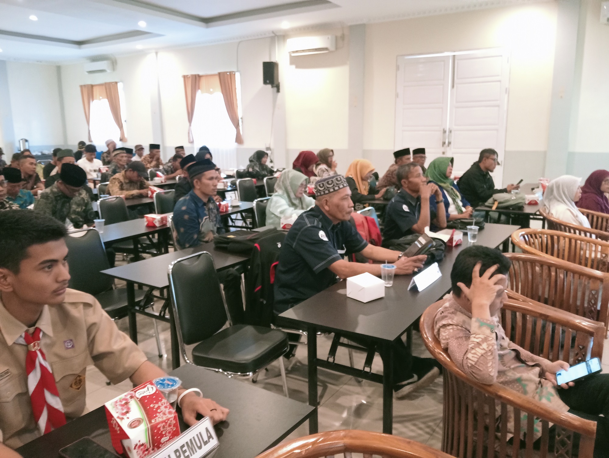 PENYALURAN INFORMASI: KPU mensosialisasikan Pilkada Serentak 2024 kepada seluruh unsur di masyarakat di Pesona Alam Sangir, kemarin. (ARDI/PADEK)
