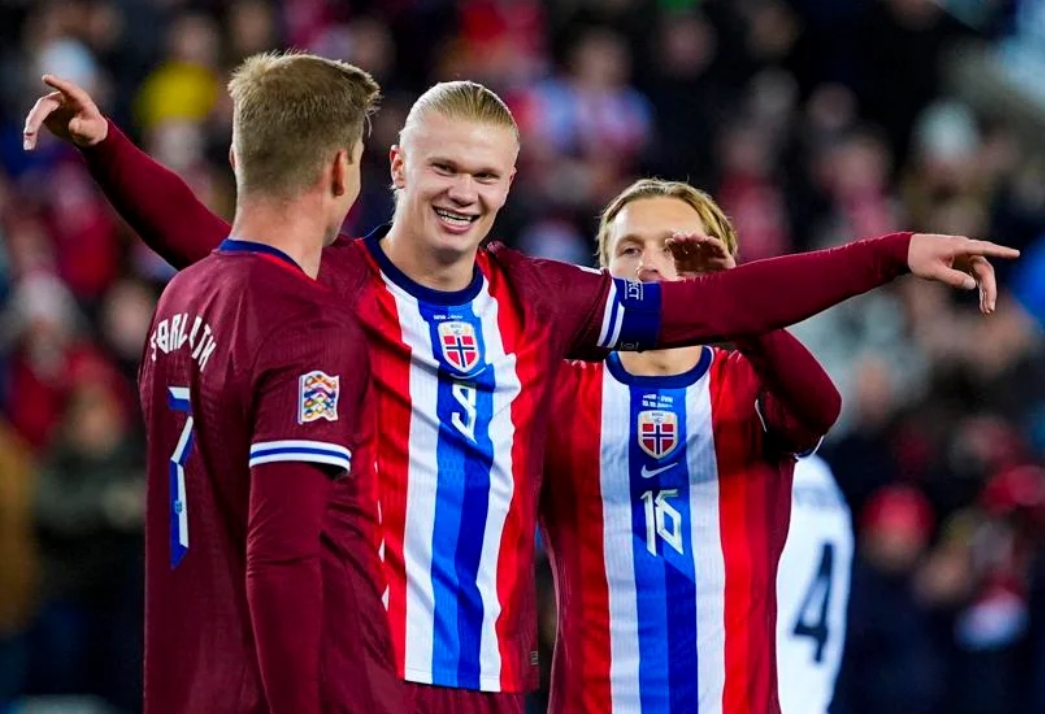 Erling Haland (tengah) merayakan gol Norwegia ke gawang Slovenia. (Foto: AFP via Getty Images)