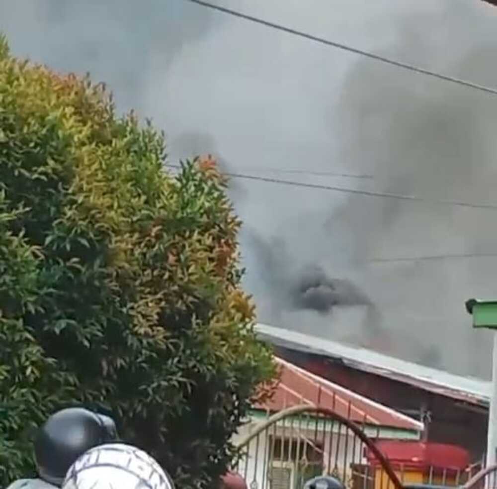 Asap hitam membumbung tinggi di kawasan Andalas, Kecamatan Padang Timur, Jumat (11/10).