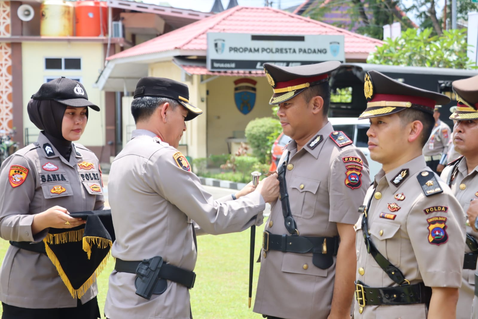 Kapolresta Padang Kombes Pol Ferry Harahap memimpin upacara sertijab PJU, Jumat (11/10).