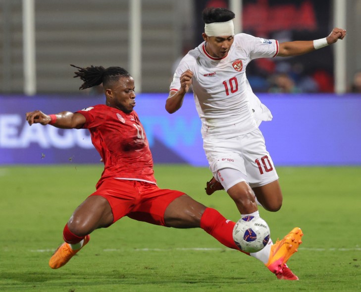 Gelandang timnas Indonesia Malik Risaldi (kanan) berusaha lepas dari hadangan bek kanan timnas Bahrain Vincent Ani Emmanuel dalam laga lanjutan grup C kualifikasi putaran ketiga Piala Dunia 2026