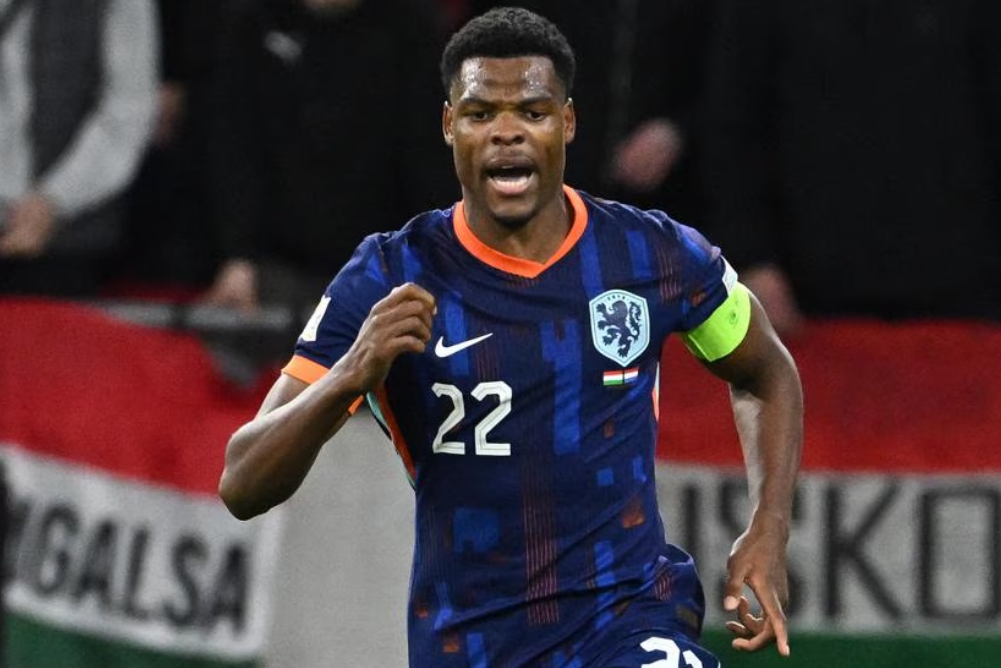 Bek Belanda Denzel Dumfries merayakan gol penyeimbang saat menghadapi Hungaria di UEFA Nations League 2024/2025. (Foto: AFP via Getty Images)