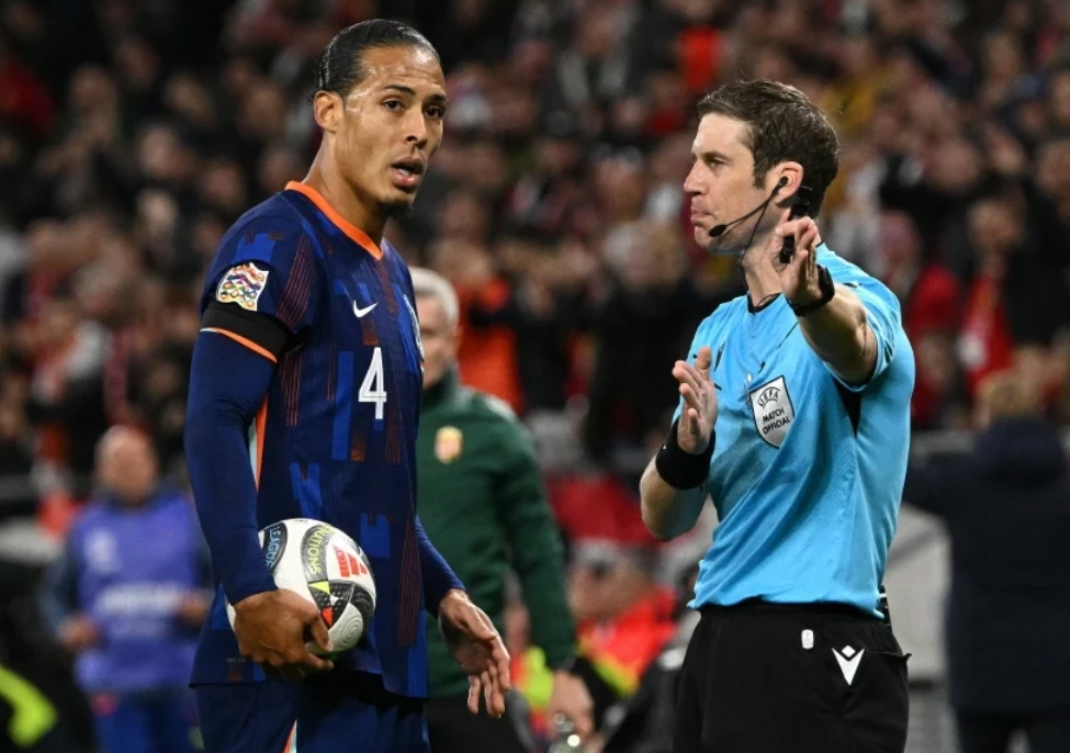 Virgil van Dijk bereaksi saat ia dikeluarkan dari lapangan oleh wasit Swiss Lukas Faehndrich dalam pertandingan Nations League melawan Hungaria. (Foto: AFP)