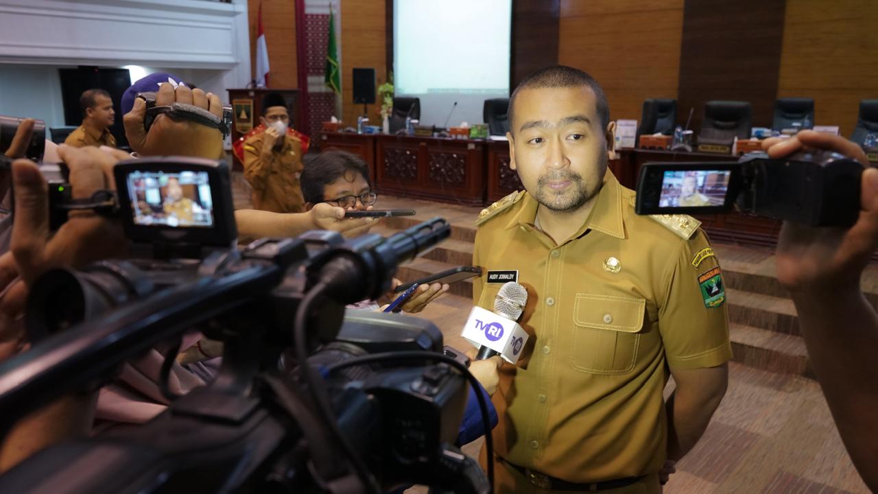 Plt Gubernur Sumbar Audy Joinaldy saat memberikan keterangan kepada awak media di Padang beberapa waktu lalu.