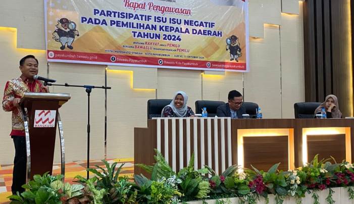 Anggota Komisioner Bawaslu Sumbar, Muhammad Khadafi, saat membuka Rapat Pengawasan Partisipatif Isu Negatif pada Pilkada 2024 di Payakumbuh.