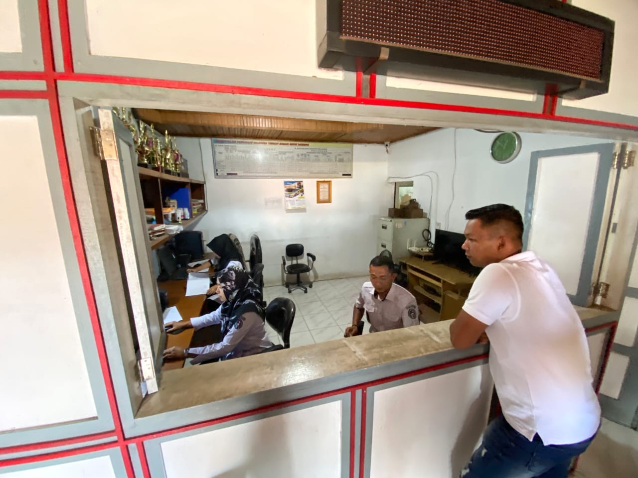 Suasana pelayanan Kantor Wali Nagari Bukik Sikumpa beberapa waktu lalu.(SY RIDWAN/PADEK)