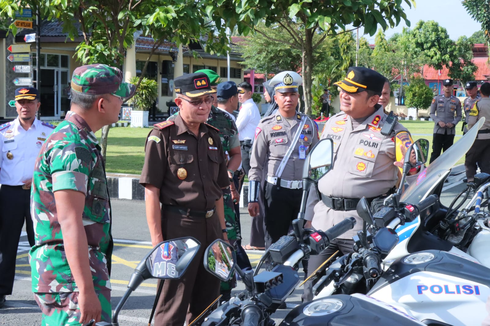 PATUHI ATURAN BERKENDARA: Kapolres Payakumbuh, AKBP Ricky Ricardo bersama forkopimda usai melakukan Apel Operasi Zebra, kemarin. (DOKUMEN POLRES PAYAKUMBUH UNTUK PADEK)