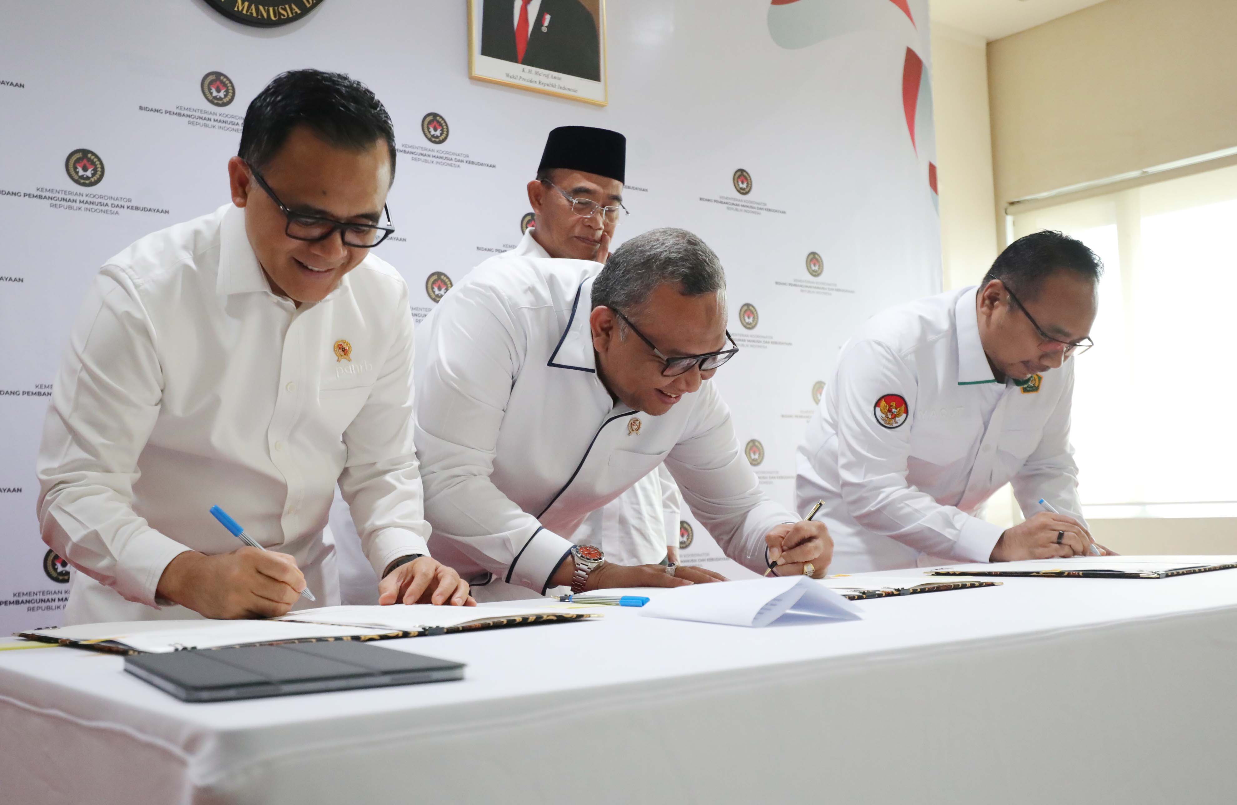 UNTUK 2025: Menteri Pendayagunaan Aparatur Negara dan Reformasi Birokrasi, Menteri Agama, dan Plt Menteri Ketenagakerjaan menandatangani Surat Libur Nasional-Cuti Bersama 2025. (FEDRIK TARIGAN/JPG)
