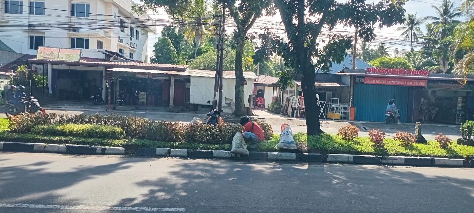 Petugas DLH Kota Padang saat membersihkan taman Jalam Hamka, Airtawar, Selasa (15/10).