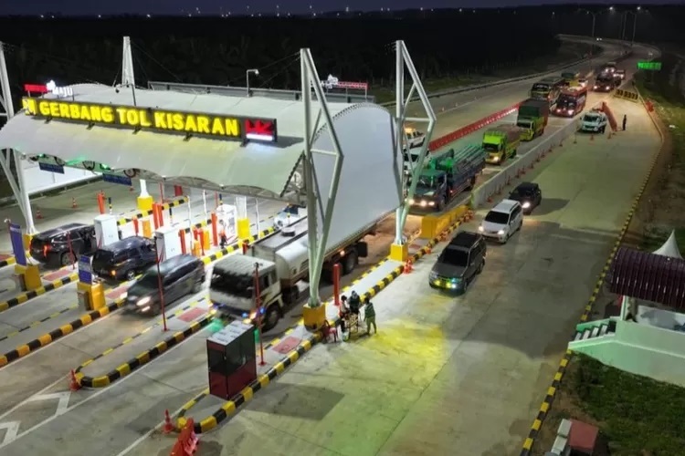 CUKUP RAMAI: Suasana gerbang Tol Kisaran jelang dimulainya penutupan pada Senin (14/10) pukul 00.00. (DOK HK)