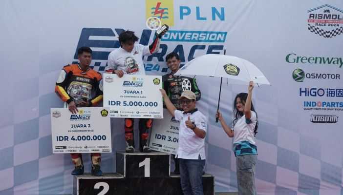 Penyerahan hadiah kepada pemenang EV Conversion Race 2 kategori 2kW di Sentul International Karting Circuit.