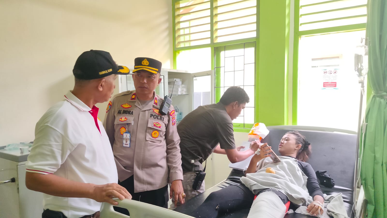 Salah seorang korban terjatuh dari rumah makan yang ambruk akibat abrasi di Bungus Teluk Kabung saat dirawat, Rabu (16/10).