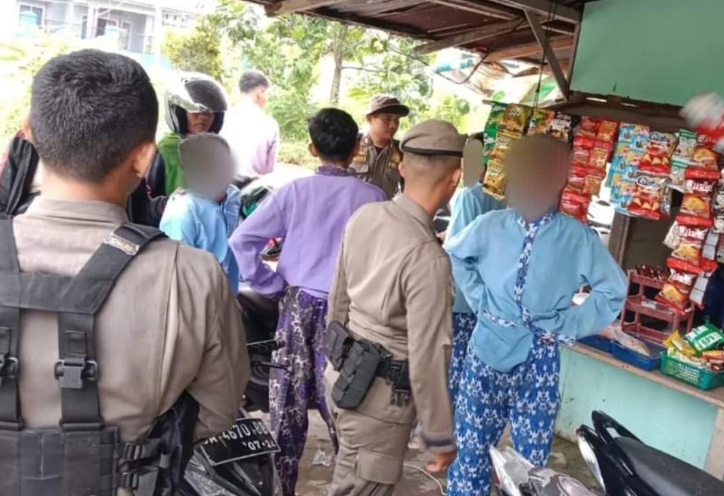 Satpol PP tertibkan empat pelajar SMP di Kota Padang, Selasa (15/10) siang. (Foto: Humas)