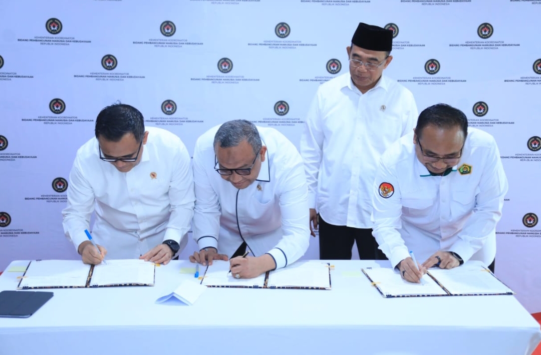 Penandatanganan Surat Keputusan Bersama tentang Hari Libur Nasional dan Cuti Bersama Tahun 2025 oleh Menteri Agama, Menteri Ketenagakerjaan (diwakili Wamenaker), dan Menteri PANRB. (Foto: Humas)