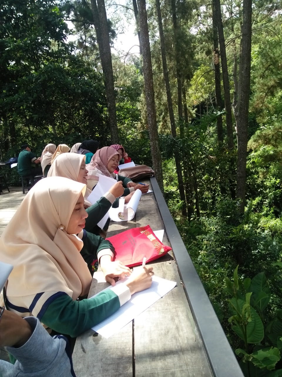 MATANGKAN PERSIAPAN: Para guru SMP Negeri 3 Kecamatan Lareh Sago Halaban sedang merampungkan persiapan kegiatan lombamenulis puisi. (TIM LAMAN GURU)