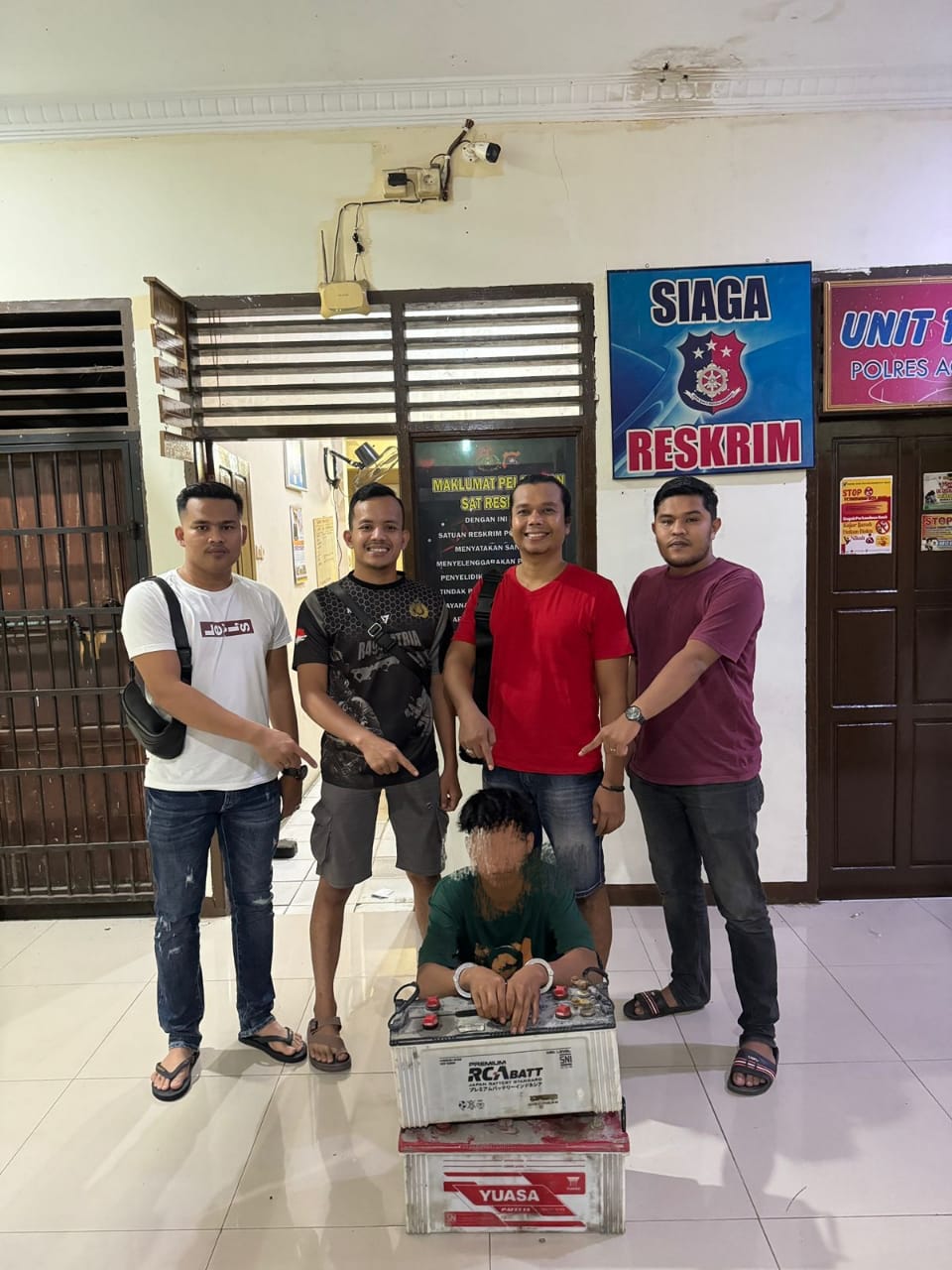 DITANGKAP: Tim Kupu-kupu Jatanras Satreskrim Polres Agam saat mengamankan spesialis pelaku pencurian aki mobil berinisial MI di Mapolres Agam, Senin (14/10). (HUMAS POLRES AGAM FOR PADEK)