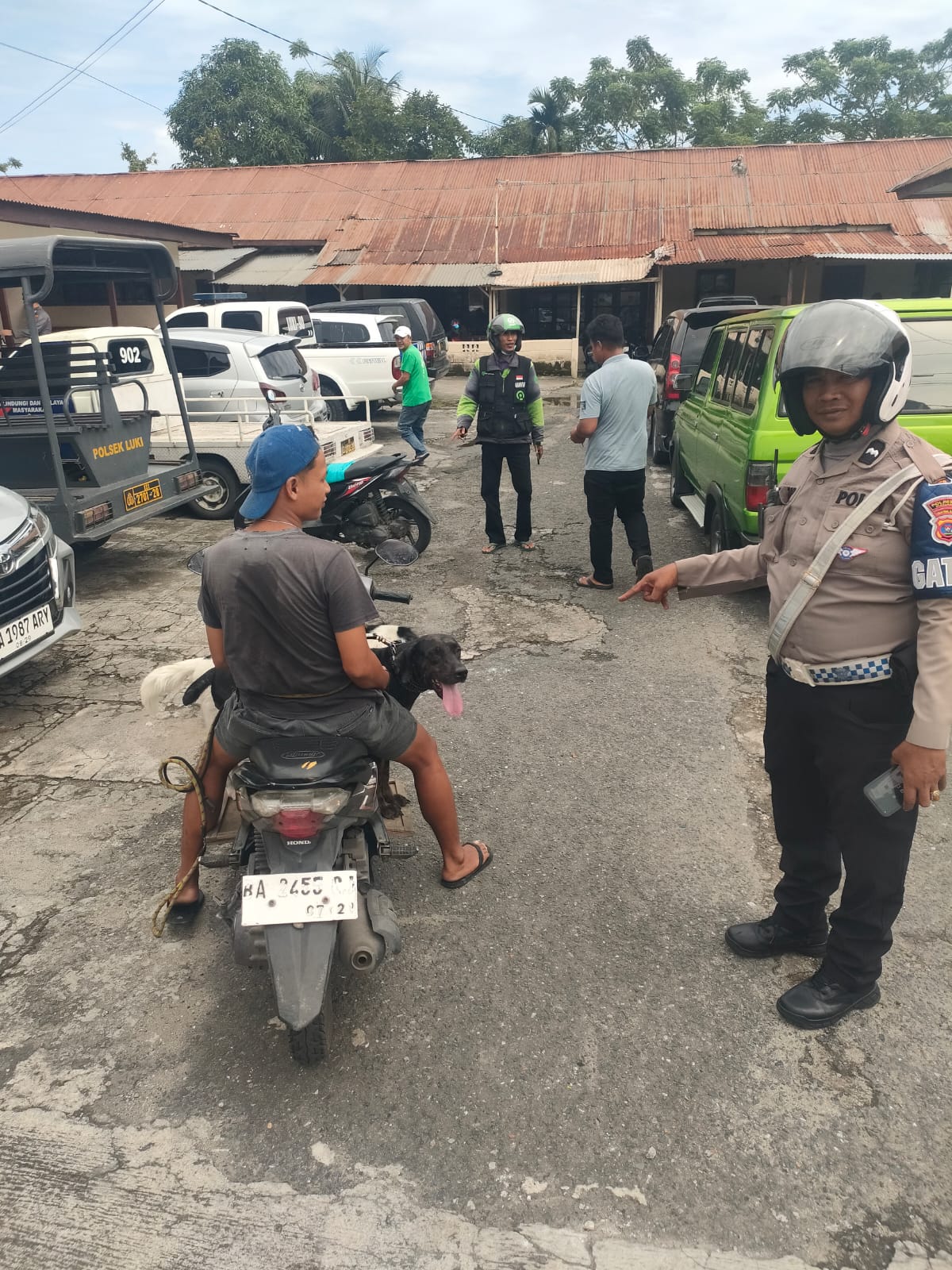 Salah seorang pengendara sepeda motor yang ditilang karena tidak menggunakan helm.